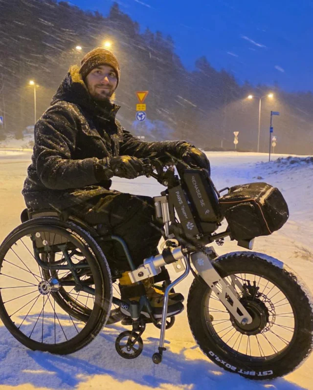 Der Winter macht keine Pause, PAWS auch nicht. ❄️ Grüße aus Finnland von unserem Botschafter @henrymanni 👋
—
Winter isn't slowing down, and neither is PAWS. ❄️ Greetings from Finland from our ambassador @@henrymanni 👋

#PAWS #Winter #Mobility #wheelchairlife #EnjoyYourFreedom
