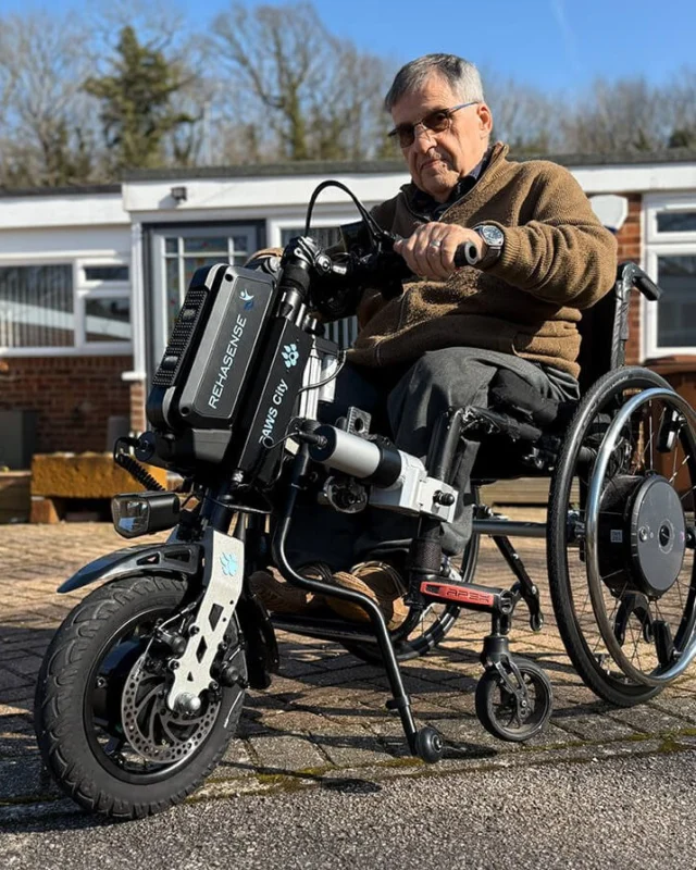60 Jahre im Rollstuhl und eine Entscheidung, die alles verändert hat 💪

Derek ist 78 Jahre alt und seit über 60 Jahren auf einen Rollstuhl angewiesen. Jahrzehntelang beobachtete er die Entwicklung der Mobilitätstechnologie – bis er sich schließlich für eine Lösung entschied, die ihm seine Unabhängigkeit zurückgab.

Aufgrund von Problemen mit seinen Schultern fiel es ihm immer schwerer, längere Strecken selbstständig zurückzulegen. Er testete verschiedene Lösungen, aber erst PAWS City erwies sich als Durchbruch. 🐾

Lesen Sie Dereks ganze Geschichte unter 👉 https://rehasense.de/de/blog 
—

60 years in a wheelchair and one decision that changed everything 💪

Derek is 78 years old and has been in a wheelchair for over 60 years. For decades, he watched the development of mobility technology—until he finally decided on a solution that allowed him to regain his independence.

Due to shoulder problems, it became increasingly difficult for him to cover longer distances on his own. He tested various solutions, but it was PAWS City that proved to be a breakthrough. 🐾

Read Derek's full story at 👉 https://rehasense.co.uk/blog 

#PAWS #Rehasense #Mobility #Wheelchair #Freedom  #wheelchairlife
