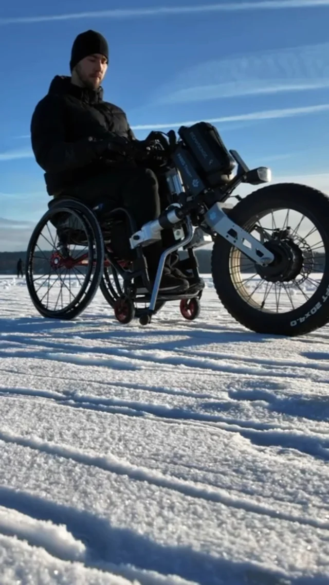 Entdecken Sie den Winter neu mit PAWS ❄️ 
—
Rediscover winter with PAWS ❄️ 

#PAWS #Rehasense #Mobility #Wheelchair