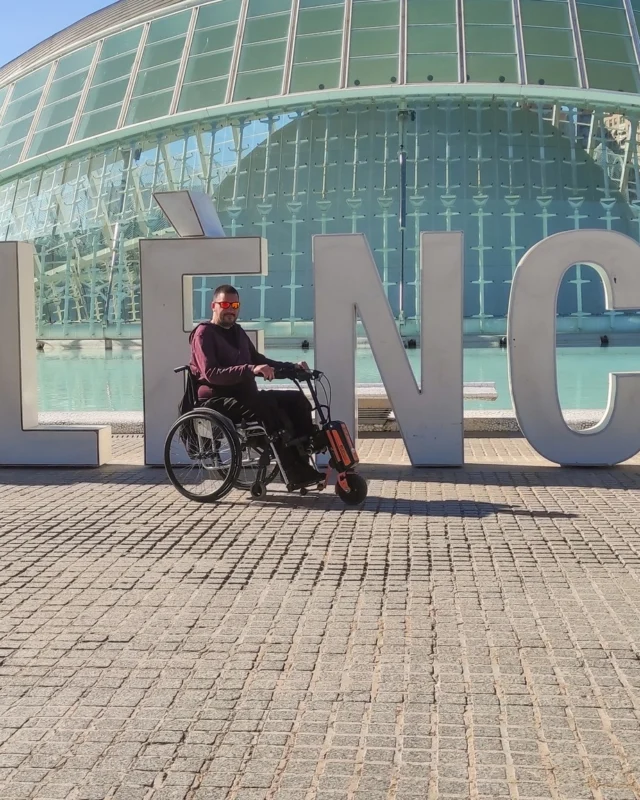 Reisen kann wirklich einfach sein – vor allem mit der richtigen Unterstützung. ✈️

Mit dem Eco Travel wird die Fortbewegung auf Flughäfen, auf den Straßen und beim Sightseeing bequem und problemlos. Leicht, kompakt und bereit für jedes Abenteuer – vom Sicherheitscheck am Flughafen bis zur Entdeckung der Reize Valencias.

Schreib uns in den Kommentaren, wohin deine nächste Reise geht 👇

@ormega_mm 
—
Traveling can be really easy – especially with the right support. ✈️

With the Eco Travel accessory, getting around airports, streets, and while sightseeing becomes comfortable and hassle-free. Lightweight, compact, and ready for any adventure – from the airport gate to exploring the charms of Valencia.

Let us know in the comments where you’re heading on your next trip 👇

#EcoTravel #Rehasense #Trip #Spain #wheelchair