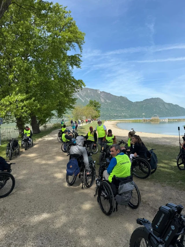 Die erste PAWS Tour dieses Jahres liegt hinter uns!
Wir haben die Saison in der einzigartigen Kulisse des Sees von Aix-les-Bains begonnen und gemeinsam eine 20 km lange Strecke zurückgelegt 💪

Unterwegs haben wir eine kurze Pause am malerischen Strand Plage du Motet eingelegt – der perfekte Moment, um durchzuatmen und uns besser kennenzulernen.

Die Beteiligung war groß – insgesamt nahmen 45 Teilnehmer an der Veranstaltung teil! 🙌

Doch das ist noch nicht alles – schon heute Nachmittag erwartet uns eine Rugby-Vorführung auf Quads 🏉🔥

Wir freuen uns auch über die Anwesenheit zahlreicher Organisationen, die diese Veranstaltung mitgestaltet haben:
👉 Angelverein
👉 Les Papillons d’Aix
👉 Gymnastique Volontaire d’Aix-les-Bains
👉 APF France – eine landesweite Organisation, die sich für Menschen mit Behinderungen einsetzt

Wir danken allen für ihre Energie, ihr Engagement und die gemeinsam verbrachte Zeit ❤️

Das ist erst der Anfang der Saison!

—-
The first PAWS Tour of the year is behind us!

We kicked off the season against the stunning backdrop of Lake Aix-les-Bains, covering a 20-km route together 💪

Along the way, we stopped for a short break at the picturesque Plage du Motet—the perfect moment to catch our breath and bond.
Attendance was high – the event drew as many as 45 participants 🙌

But the excitement doesn’t end there – this afternoon we’re in for a quad bike rugby show 🏉🔥

We’re also delighted by the presence of the many organizations that helped make this event happen:
👉 the fishing association
👉 Les Papillons d’Aix
👉 Gymnastique Volontaire d’Aix-les-Bains
👉 APF France – a national organization working on behalf of people with disabilities

Thank you all for your energy, commitment, and the time we spent together ❤️

This is just the beginning of the season!

#Rehasense @rehasense_france #PAWS #MOBILITY #wheelchairlife♿️