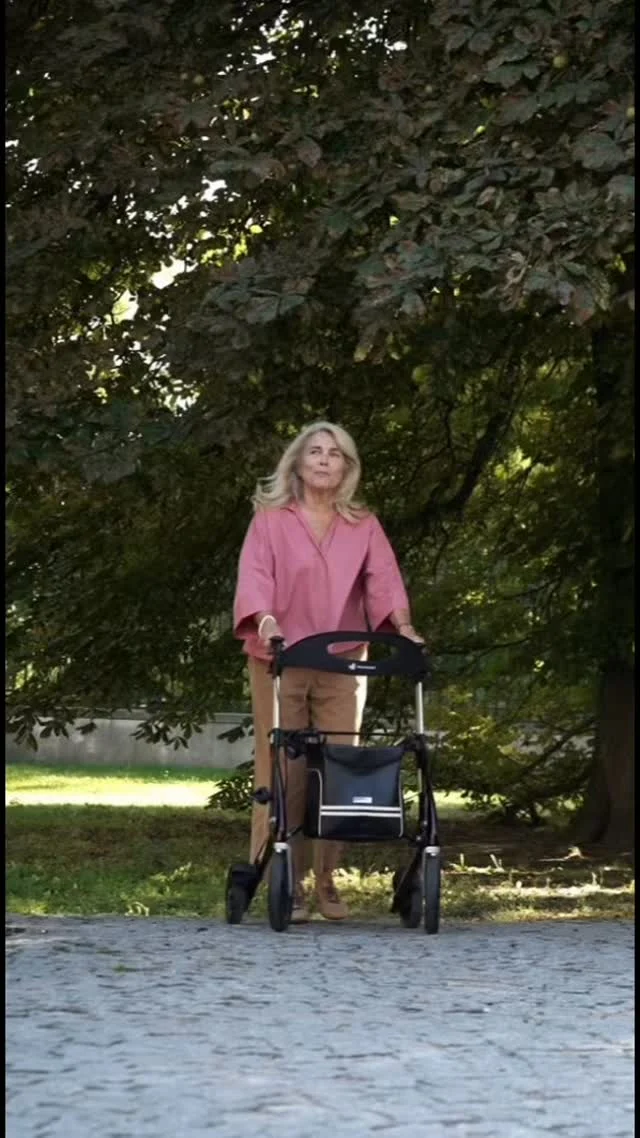 Schenken Sie Ihren Lieben mehr als nur Unterstützung – schenken Sie ihnen jeden Tag mehr Freiheit. ❤️

STARLIGHT ist ein leichter, eleganter Rollator, der modernes Design mit Komfort und Sicherheit verbindet. 

Dank des patentierten Easy-Adjust-Systems lässt sich die Höhe der Griffe schnell und bequem an den Benutzer anpassen – ganz ohne unnötigen Kraftaufwand. Dazu sorgen ein bequemer Sitz, große Räder und eine leichte Karbonkonstruktion dafür, dass er sich sowohl zu Hause als auch beim Spaziergang hervorragend eignet 💫