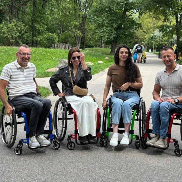 Das gleiche bewährte Team, ein weiteres geheimes Projekt 😎🤫
—-
The same trusted team, another secret project 😎🤫

#Rehasense #ICON60 #wheelchair #wheelchairgirl
